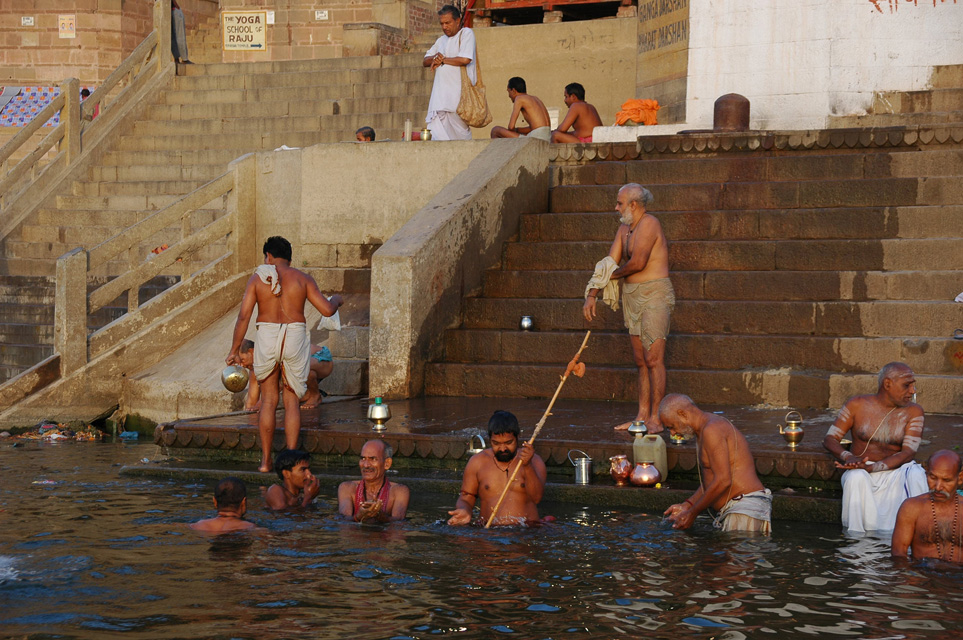 http://www.tropicalisland.de/india/uttar_pradesh/varanasi/images/VNS%20Varanasi%20or%20Benares%20-%20Hindu%20men%20taking%20a%20bath%20in%20the%20holy%20Ganges%20river%20at%20sunrise%20at%20Darshan%20Ghat%203008x2000.jpg